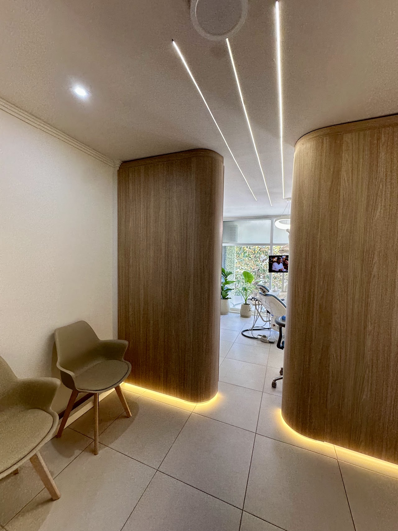 Pasillo moderno con diseño biofílico y paneles de roble en SGV Odontología Paraná