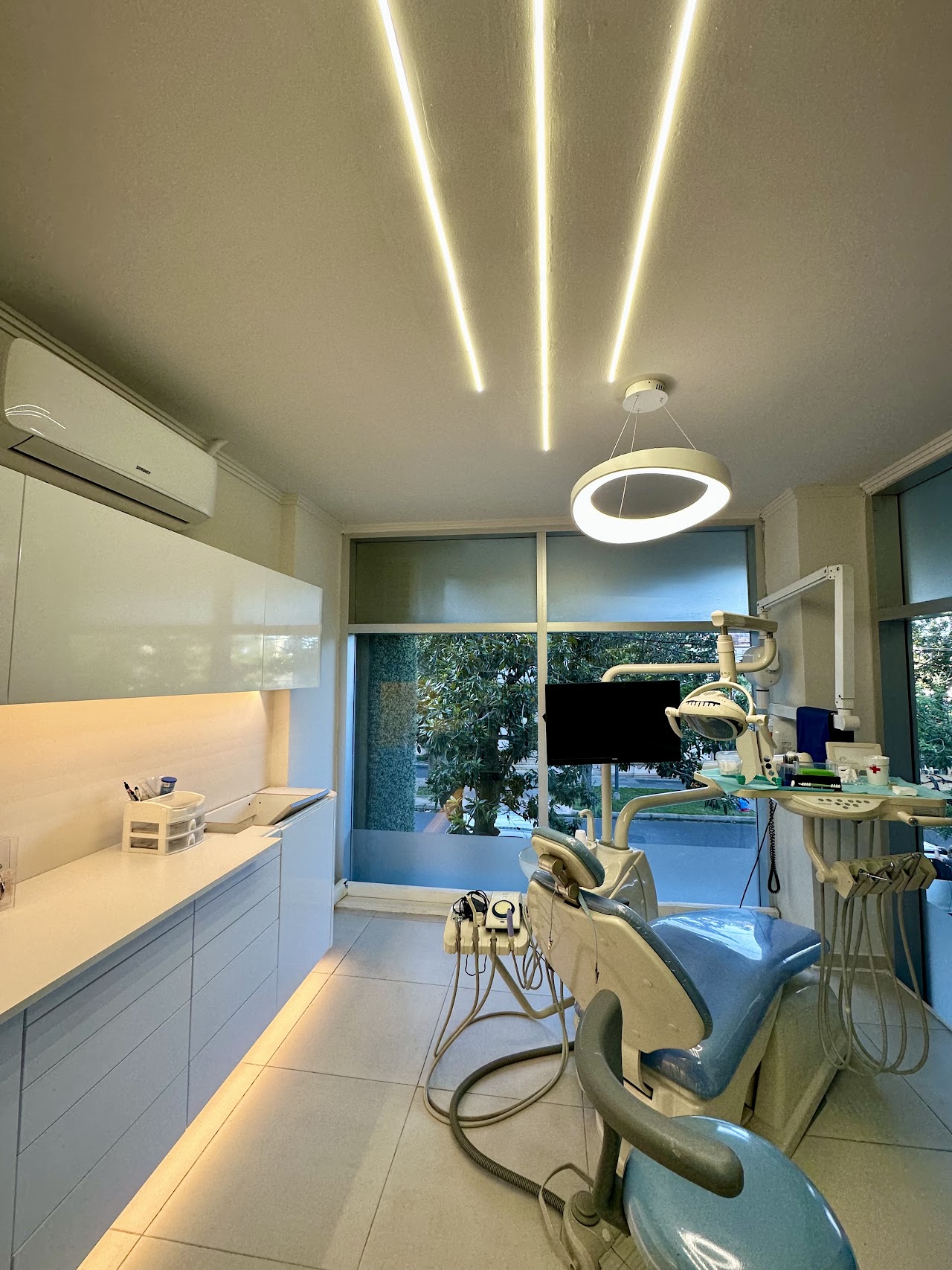 Recepción cálida y sala de espera climatizada de SGV Odontología
