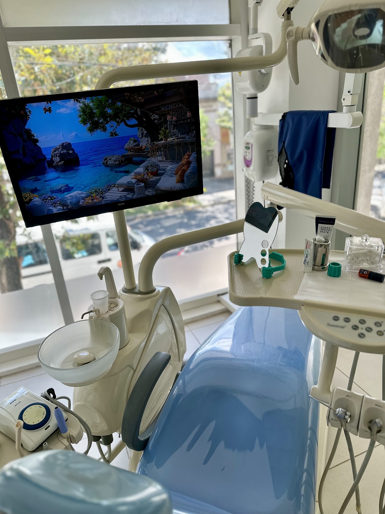 Pasillo moderno con diseño biofílico y paneles de roble en SGV Odontología